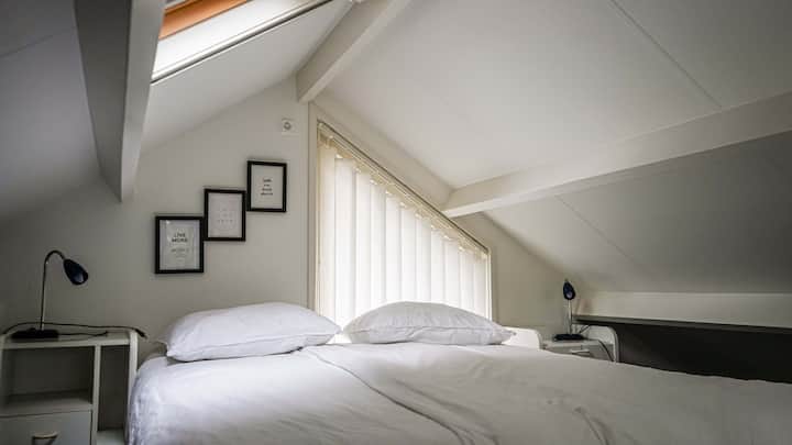 Удобно двойно легло в спалното помещение.