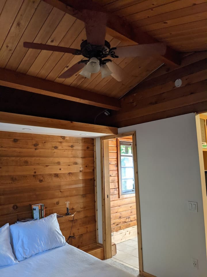 The cedar cabin is located in a shady area so it stays relatively cool, but a ceiling fan ensures a pleasant breeze.