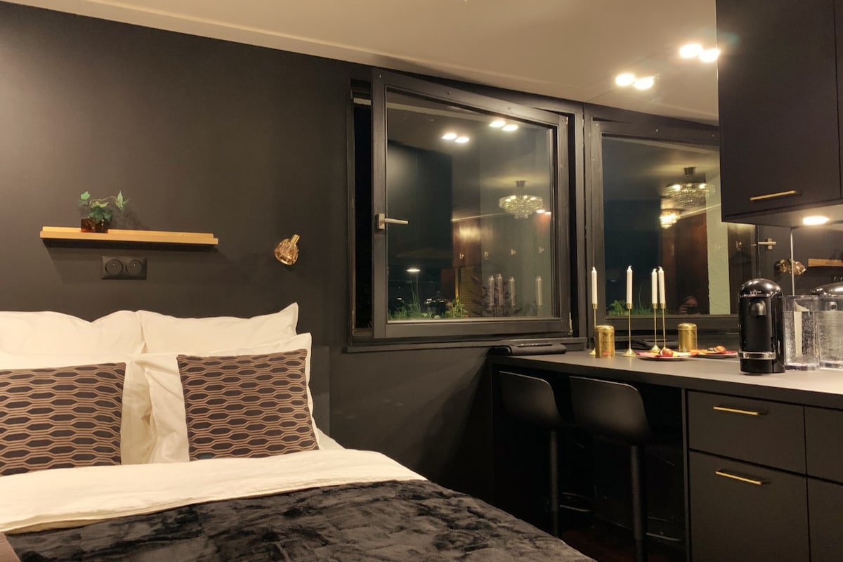 Posteľné a barové stoličky