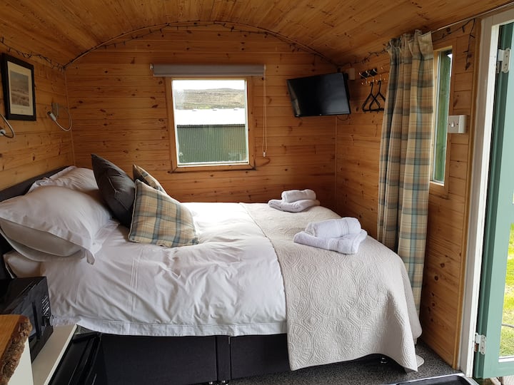 منطقة نوم وسرير مريح مع فراش ومناشف قطنية مصرية فاخرة