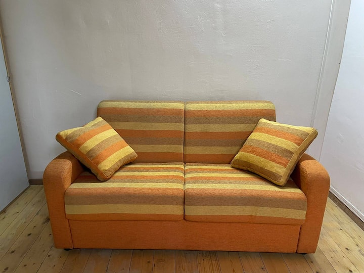 請注意，相片中顯示的沙發牀已打開，僅供3人預訂使用。 
如果您有2人需要單獨的牀位，請在預訂時告知他們！ 