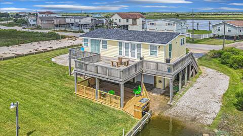 Waterfront! Front yard fishing! Amazing views!