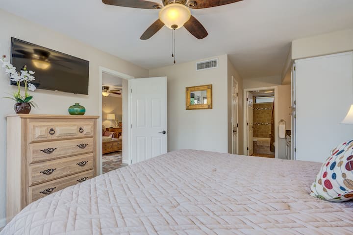 ห้องสวีทห้องนอนหลักแยกต่างหากพร้อมตู้เสื้อผ้าแบบวอล์กอินให้ความเป็นส่วนตัวที่สมบูรณ์แบบ 