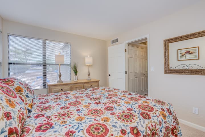 รูปแบบ “แยก” มีห้องนอนที่สองที่ตั้งอยู่ฝั่งตรงข้ามกันเพื่อความเป็นส่วนตัวอย่างสมบูรณ์พร้อมเตียงควีนไซส์และห้องน้ำพร้อมฝักบัวแยกต่างหาก  