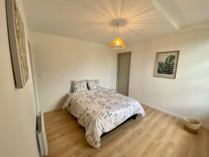 Chambre lit double 140x190 avec protection de matelas drap housse couette et housse de couette ainsi que 2 oreillers et taies fournis.
Lampe de chevet avec chevet et très grand placard de rangement. Volet électrique.chauffage électrique. 