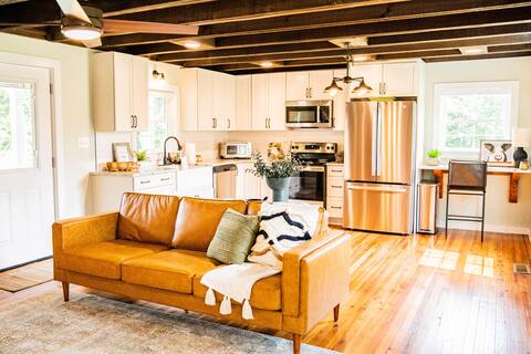 Romantic Cottage Nestled in the Blue Ridge
