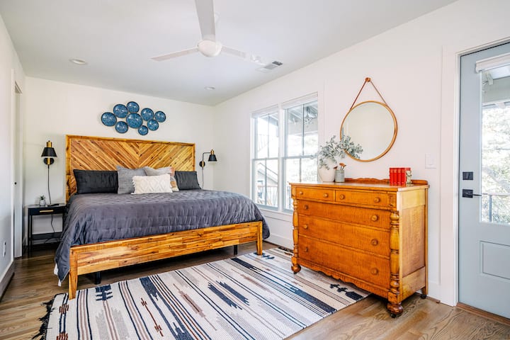 חדר שינה ראשי עם מזרן King Serta חדש לגמרי על מסגרת מיטה מתכווננת.  כל החלונות מצוידים בתריסים סלולריים כדי לחסום את האור והרעש כדי להבטיח שתקבלו את ה - R שאתם ראויים לו.