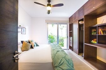 Spálňa 1 s manželskou posteľou King a matracom s pamäťovou penou, zatemnenými žalúziami, ventilátorom a klimatizáciou. V šatníku a zásuvkách je veľa miesta na vaše veci. Trezor v skrini. Prístup na hlavnú terasu.