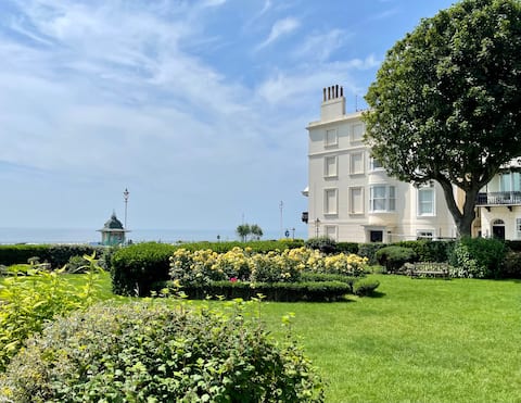 ★ Chic apartment right by the beach ★ Sea views ⛱