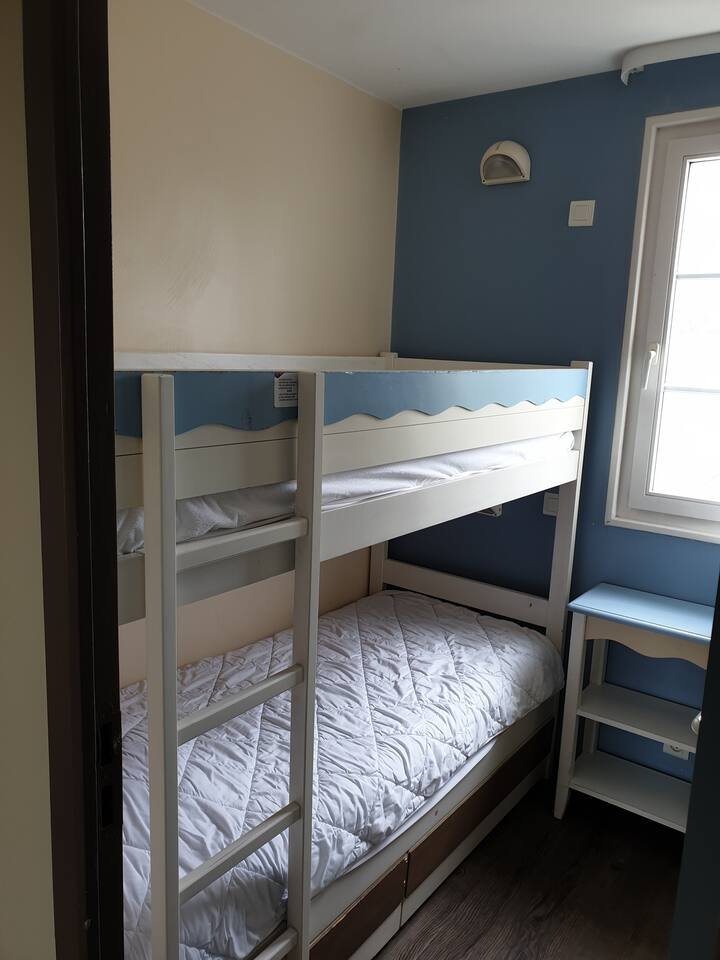 Kreveti na kat u spavaćoj sobi