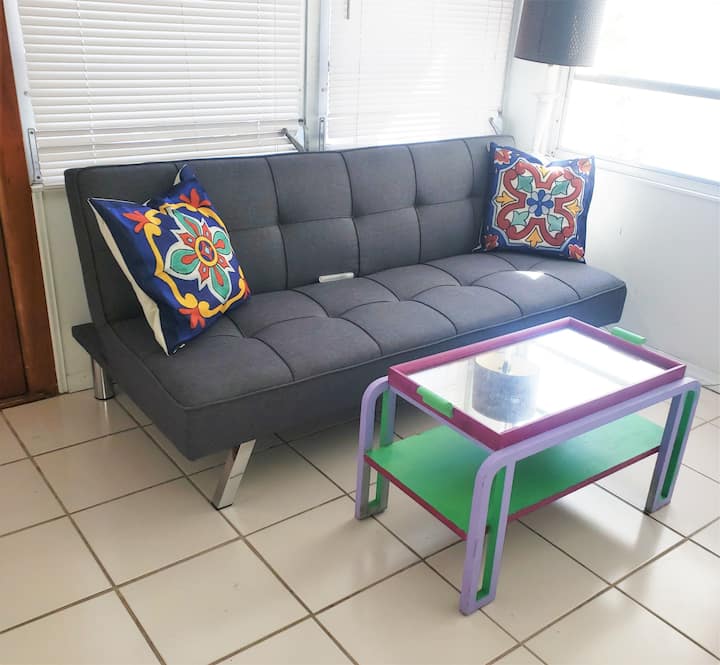 დამატებითი ძილის/შეზლონგი მეფის საძინებელში. 