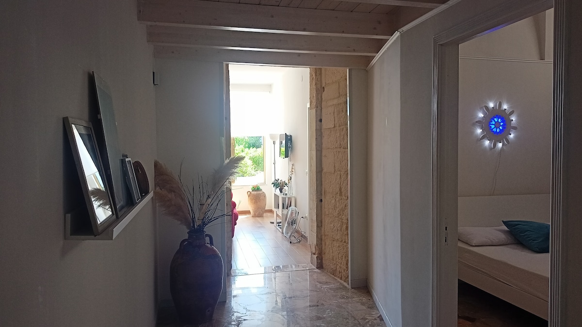 Hodnik je vrlo prostran. 
Tijekom nedavne renovacije unutar zida osvijetljena su velika vrata na kojima se vide tipične kamene cigle Lecce. 