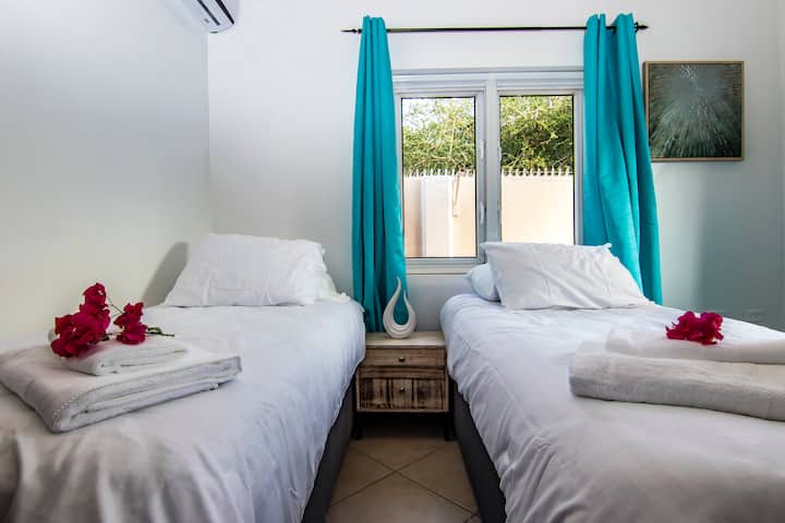 第二间卧室配有2张单人床。
如果您希望拥有2间带双人床的卧室，请告知我们，我们将为您提供！