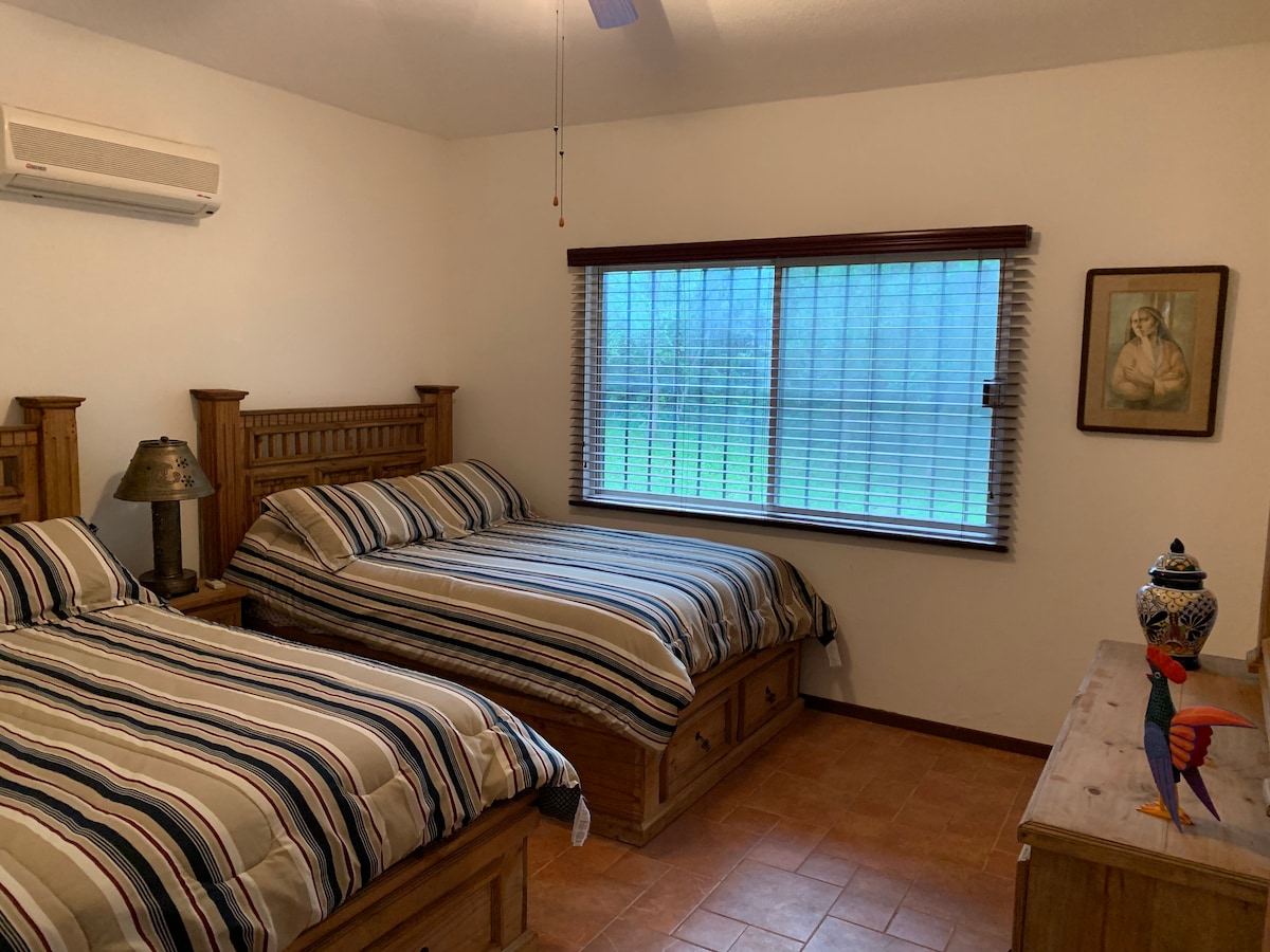卧室很不错，配有两张双人床，俯瞰橡树林。 配备迷你分体验和风扇。