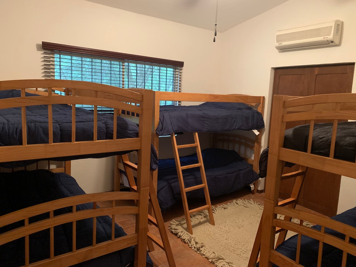 在寒冷的日子里，床上有羽绒被和迷你分体。