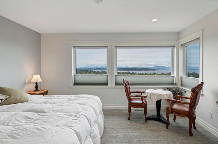 Roomy bedroom with ever changing spectacular views.
Right side window appears bigger than it is.