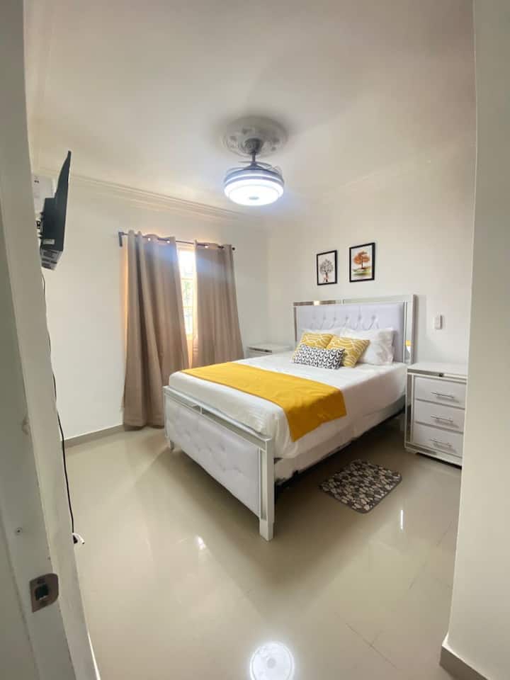 Habitación principal, incluye, Televisión con internet (Nexflit y YouTube), aire acondicionado individual,  abanico de techo a control remoto,la lado del baño, closet cerrado, con tabla de plancha y plancha, cortinas con black out, perchas de ropa.