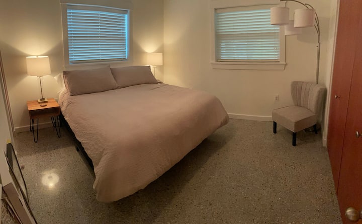 Დიდი საძინებელი ხელით შერჩეული ზეწრებითა და საბნის პლედით. Გამოსასვლელები საწოლის ორივე მხარეს ტელეფონების დასატენად.  Კარადა საკიდებითა და უთოთი.  