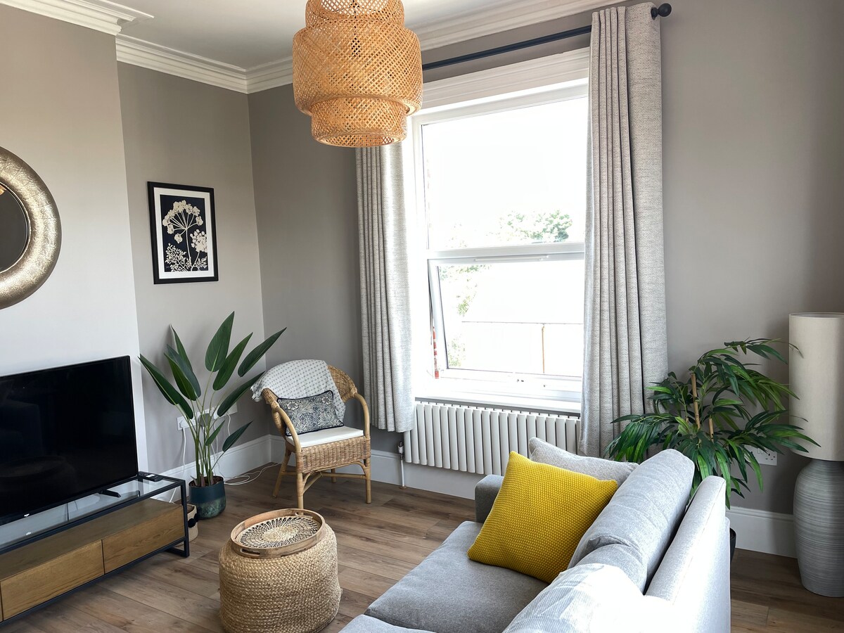 Top performing Airbnb: Contemporary and spacious apartment in Cowes in Cowes