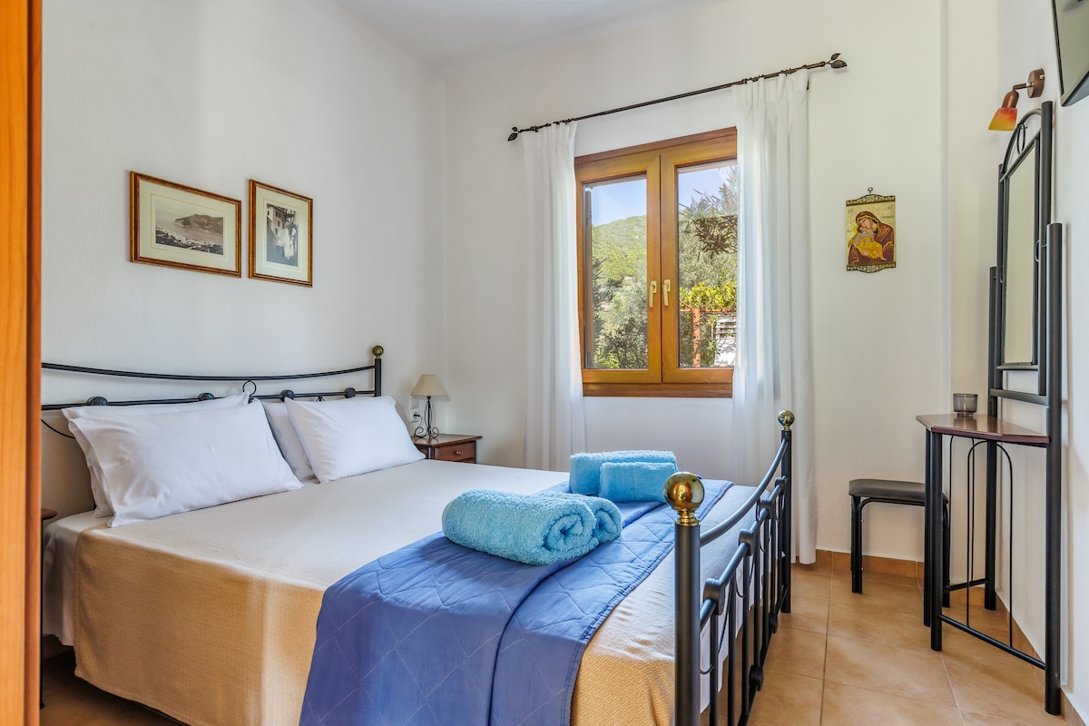 Διπλό υπνοδωμάτιο στο ισόγειο.