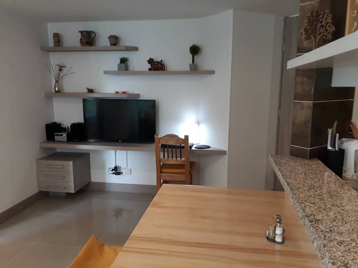 טלוויזיה חכמה, מערכת סאונד עם Bluetooth, פינת עבודה ליד הטלוויזיה, שולחן מתקפל בחדר האוכל.
טלוויזיה חכמה, מערכת סטריאו עם Bluetooth, פינת עבודה ליד הטלוויזיה, שולחן מתקפל בחדר האוכל