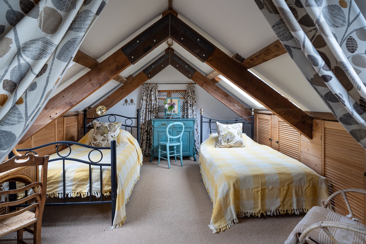 غرفة نوم مزدوجة في الميزان في الطابق العلوي في الحظيرة. يمكن الوصول إليه عبر درج حلزوني غير مناسب للأطفال المسنين أو الصغار. يُرجى العلم أنه لا يوجد باب لغرفة النوم هذه. الخصوصية عبر ستائر ثقيلة.