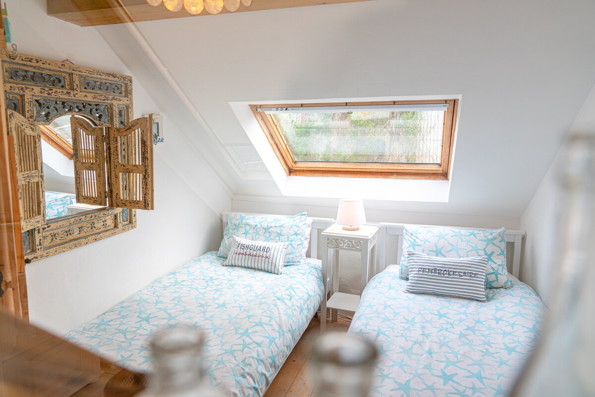 غرفة نوم مزدوجة على شاطئ البحر في الطابق العلوي في الحظيرة مع كوة.