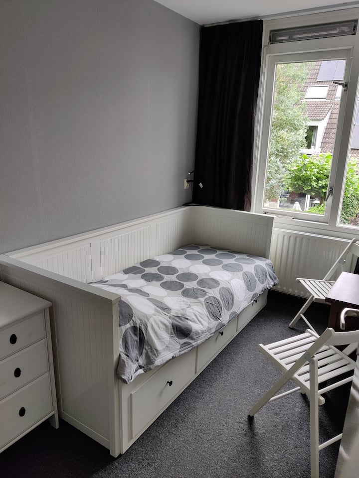 1 camera da letto, un lettino per bambini è disponibile e possiamo trasformarlo in una stanza per bambini per te