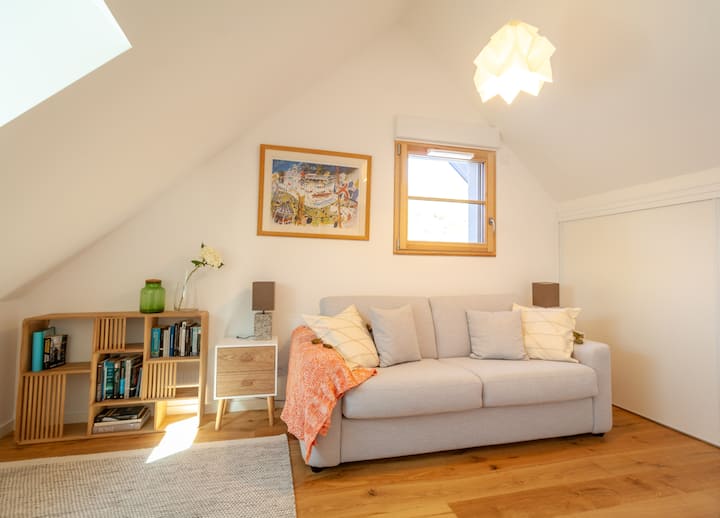 Dhomë gjumi 3 
Divan-krevat 140x190cm
2 jastëkë për person