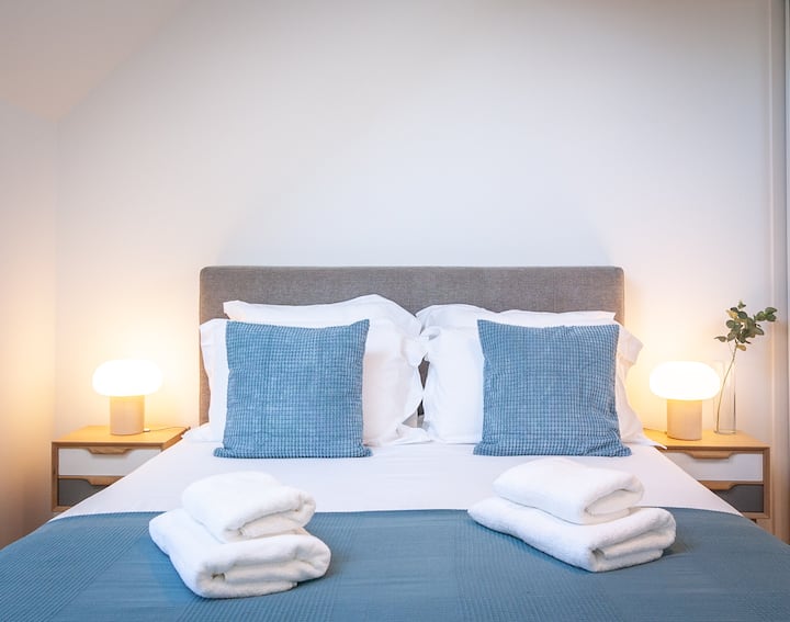 Dhoma e gjumit 1 niveli i parë:
Lit Queen size 160x200cm
2 jastëkë për person