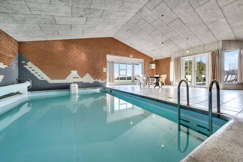 Holiday house for 12 people with indoor pool