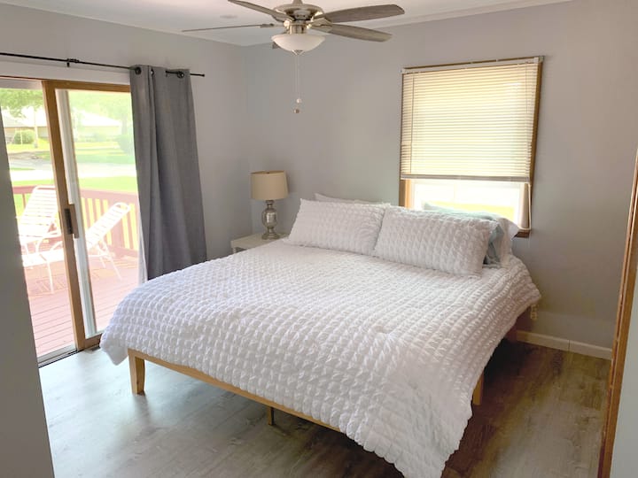 חדר שינה ראשי - מיטת כרית קינג סייז. ארון ושידה גדולים. מקום ל -1 עד 2 אנשים.