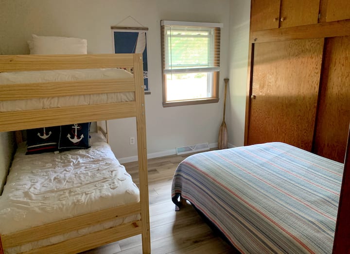 מיטות קומתיים זוגיות ומיטה מלאה. מקום ל -3 -4 מיטות.