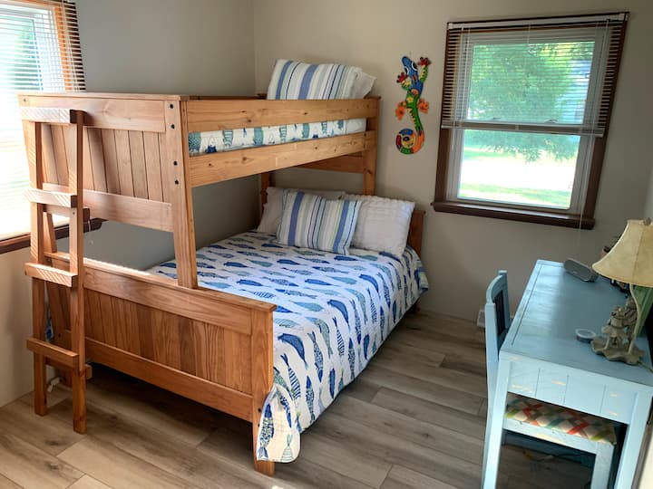 מיטות קומתיים זוגיות מלאות. מקום ל -2 -3 מיטות.