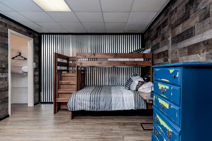 Me të vërtetë një dhomë argëtuese; Bunkeri. Dhoma e katërt e gjumit ofron dy krevate dopio dhe një krevat dopio.