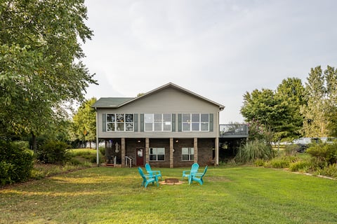 Spacious Riverview Farmhouse & Fishermen's Retreat