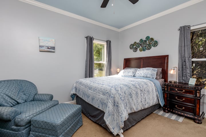 Dhoma e dytë e gjumit e vendosur lart ka një krevat të madh, ndenjëse dhe pamje fantastike.