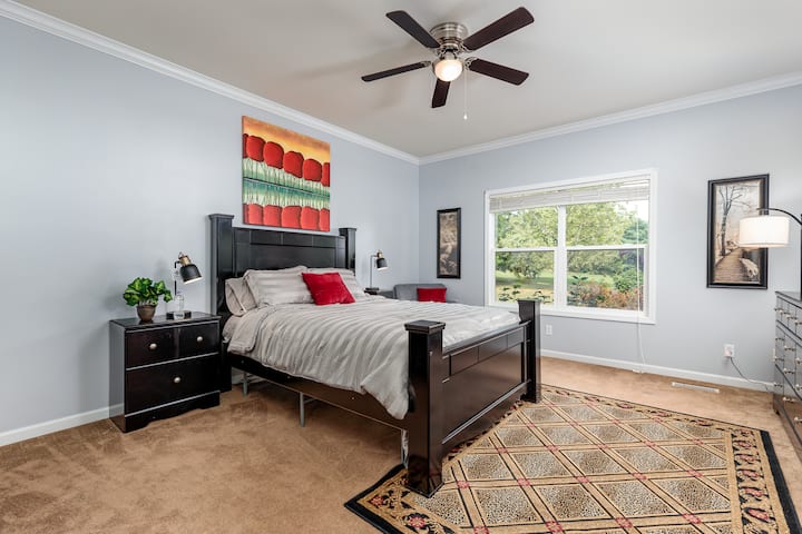 Tërhiqu në dhomën e gjumit Master.