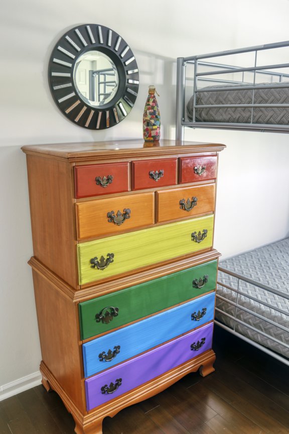 ห้องนอนที่ 3 แปลกตาด้วยเตียงสองชั้นแบบแฝด 2 หลังและตู้เสื้อผ้าแบบเดินเข้าได้