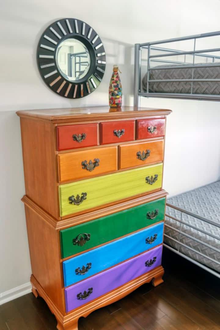 3 - та спалня е ексцентрична с 2 единични легла и дрешник.