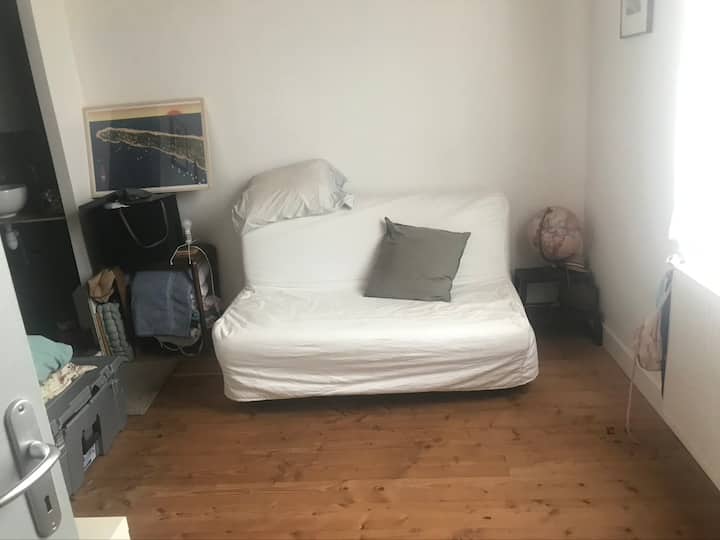 Chumba cha wageni chenye kitanda cha sofa na bafu lenye bomba la mvua