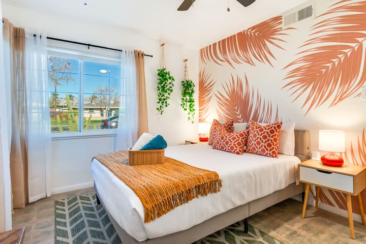 غرفتنا المستوحاة من شجرة بوهو جوشوا بسرير بحجم كبير