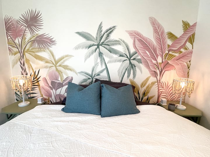 لدينا استوائي في الغرفة المستوحاة من الصحراء مع سرير دائري فريد من نوعه! نعم! سرير مستدير!