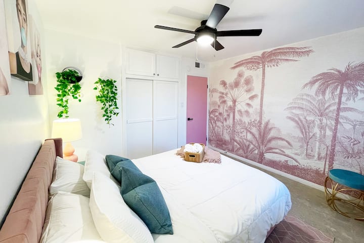 يلتقي "مرحبًا بك في كواتشيلا" بالغرفة المستوحاة من هوليوود القديمة بسرير كبير.