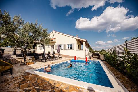 House Mila with swimming pool for six persons only 2 km from beach.