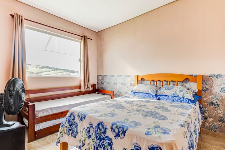 Room on the right, with double bed and double bed, accommodates 4 people.