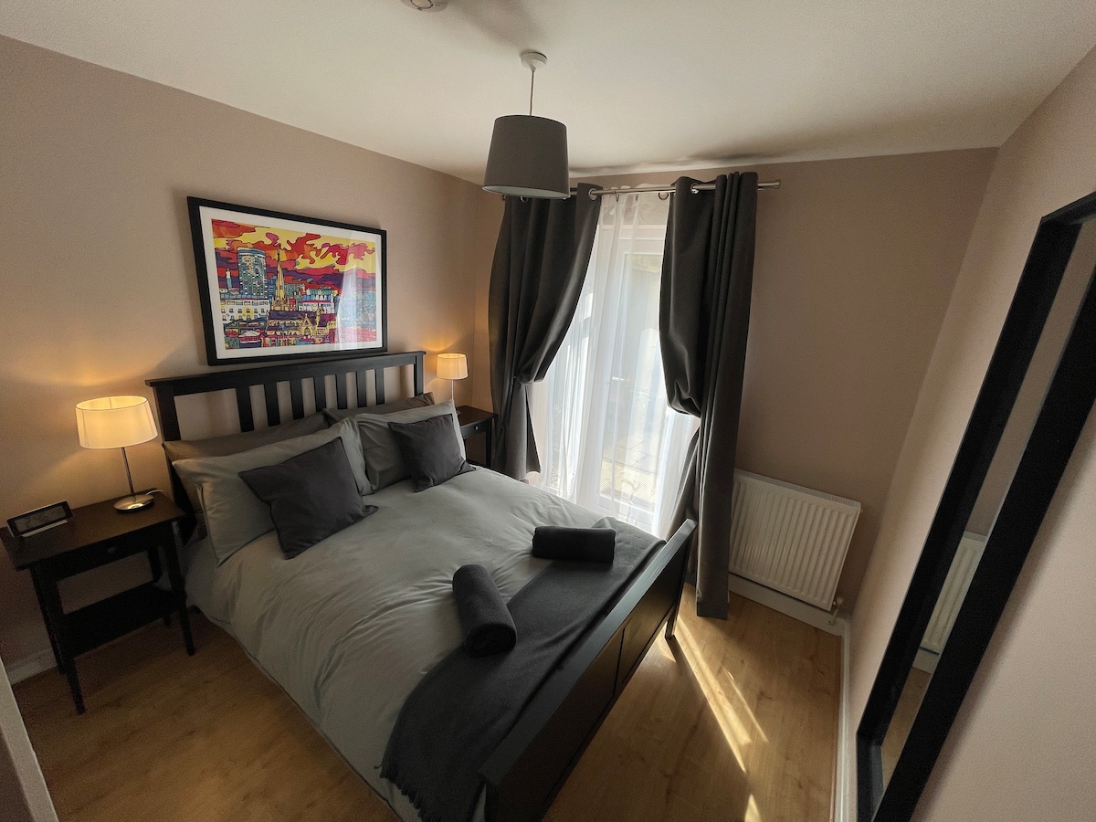 Spálňa s manželskou posteľou je v zadnej časti bytu a má výhľad na súkromnú záhradu (kanál Birmingham a Worcester je v dolnej časti záhrady).