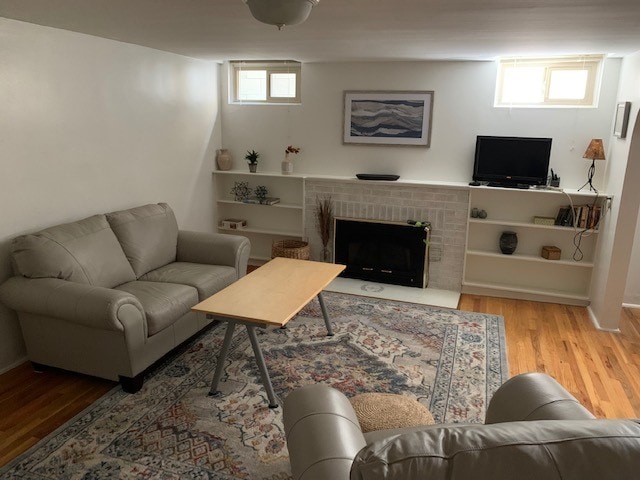 Масата за кафе е прилагодлива на работната висина