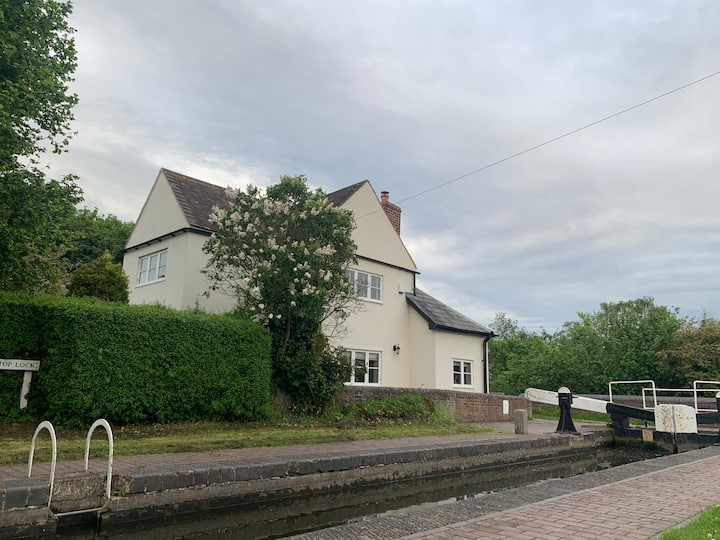 Tranquil canalside Lock Keepers cottage Cottages for Rent in