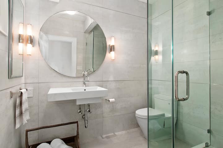 Weißer Zeitgenosse im klassischen Anwesen SOH für 3 - Airbnb